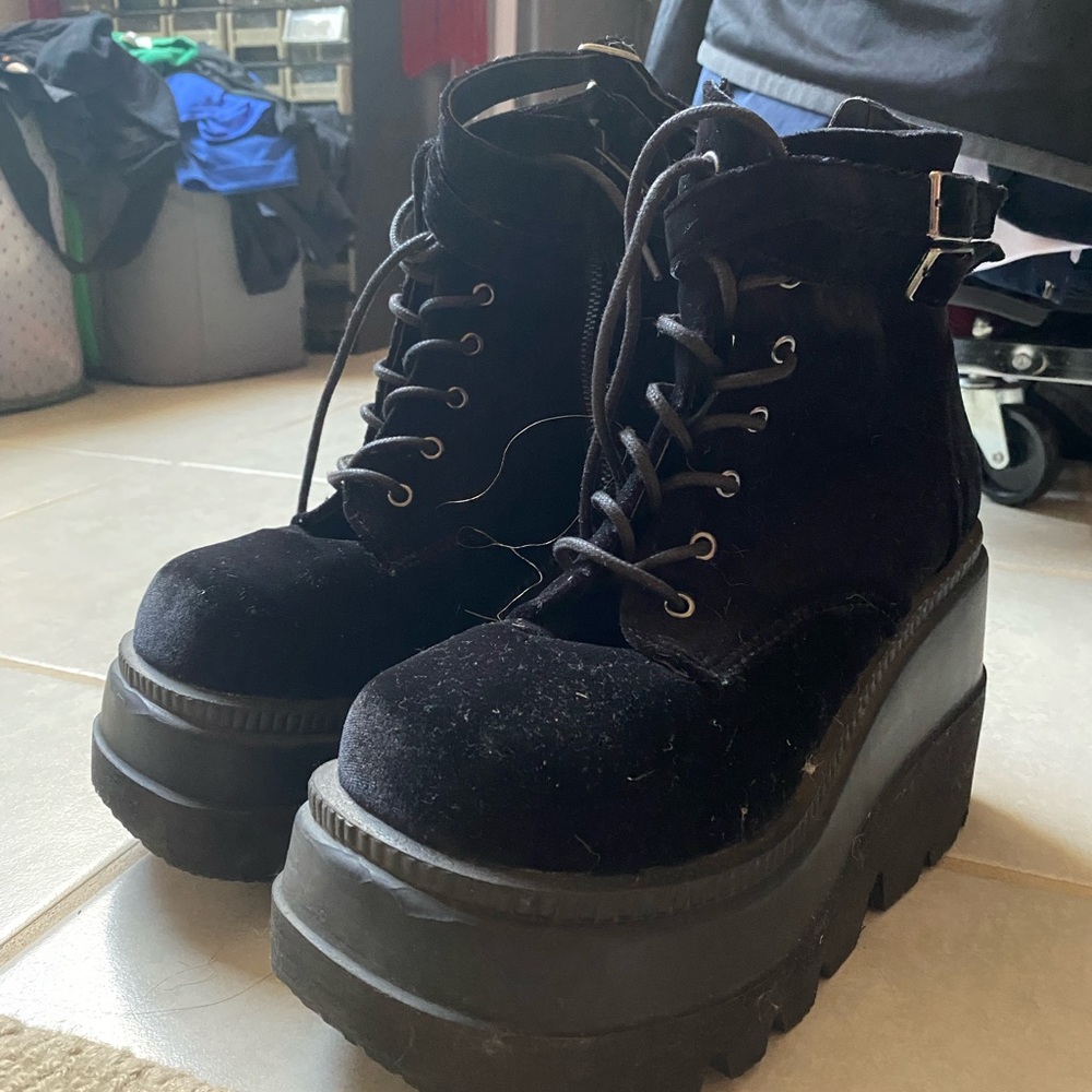 Worn once - very comfortable!